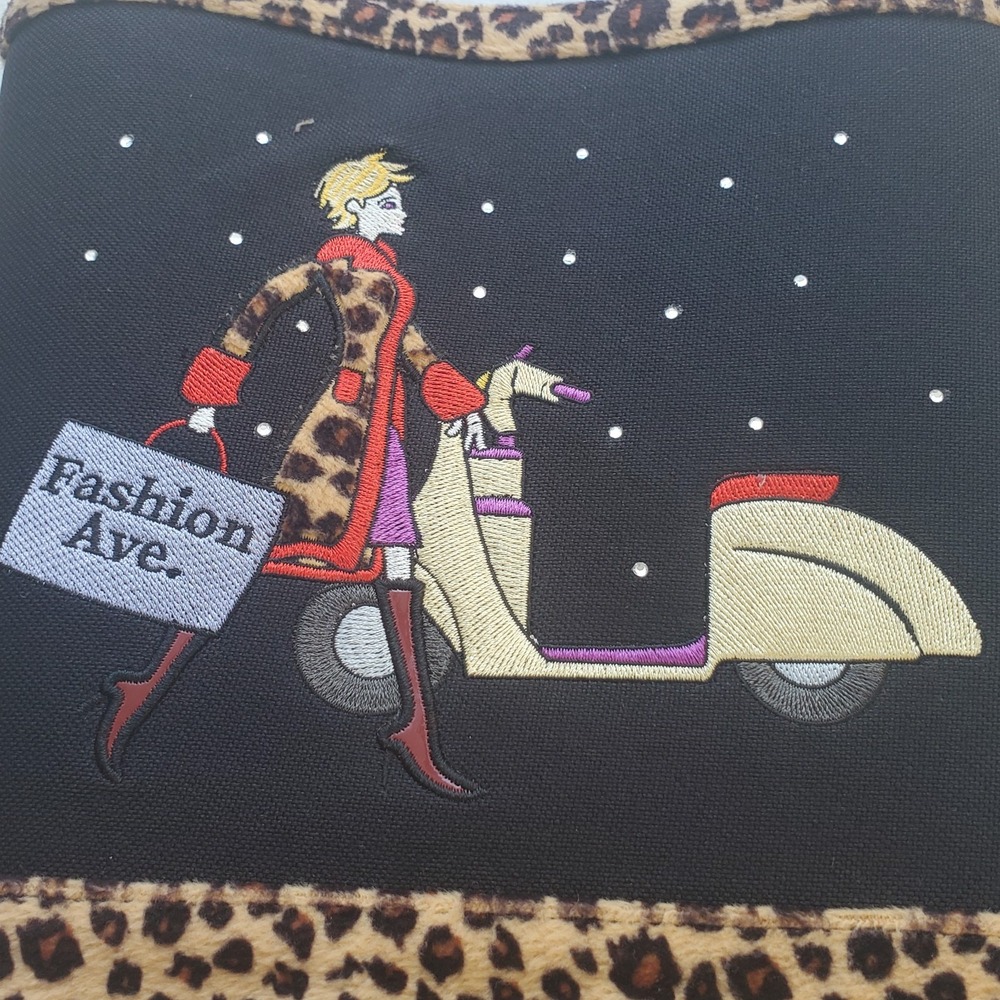 Fashion Avenue medium black and tiger zipper handbag with embroidered image Tote - Picture 5 of 9
